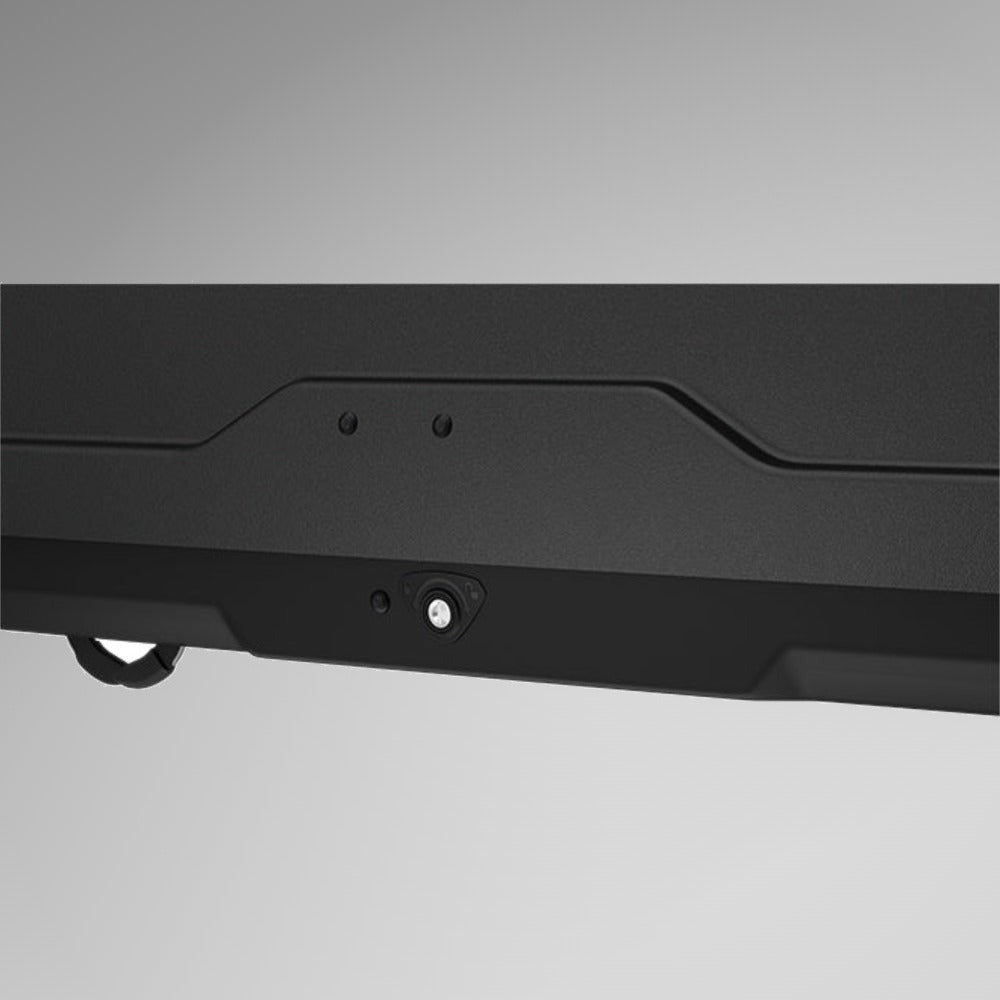 Thule Pulse 2 M Black Aeroskin sort tagboks, nærbillede af låsemekanisme og kant