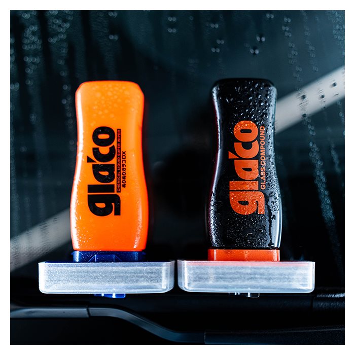 Soft99 Glaco Anti Rain coating sæt med vandperler på flaskerne.