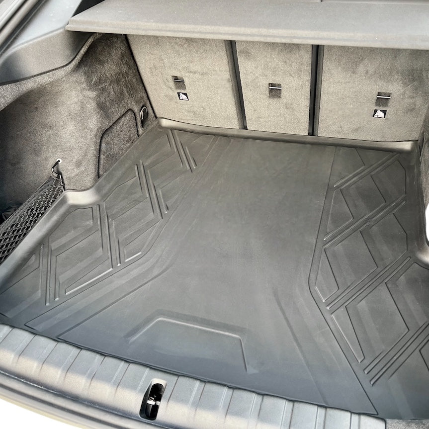 Bagagerumsmåtte i sort gummi til BMW i4, perfekt pasform og beskyttelse.