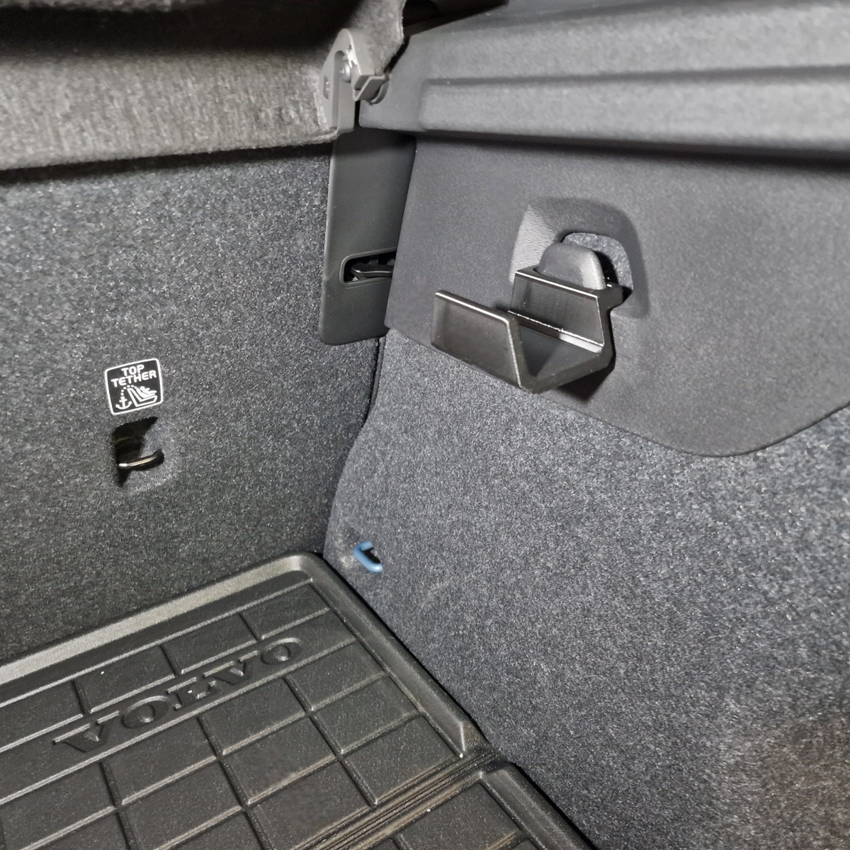 Sort bagagerumskrog monteret på originalt beslag i Volvo EX30/XC40/C40 bagagerum