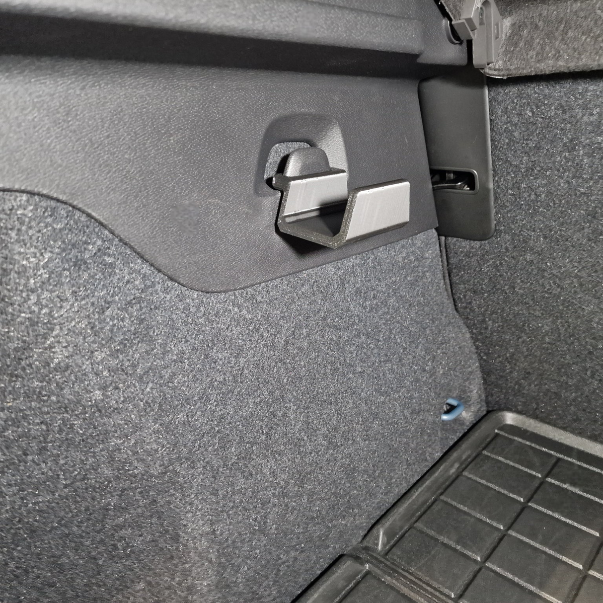 Nærbillede af bagagerumskrog monteret i sidevæggen på Volvo EX30/XC40/C40