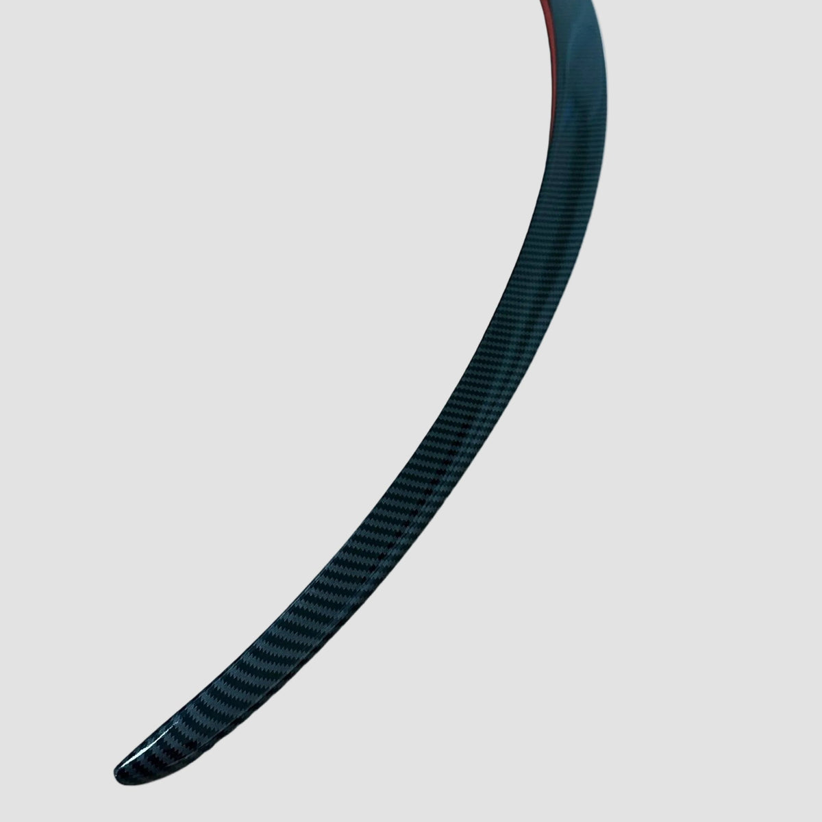 Spoiler i blank carbon-look til Tesla Model 3 Highland på hvid baggrund