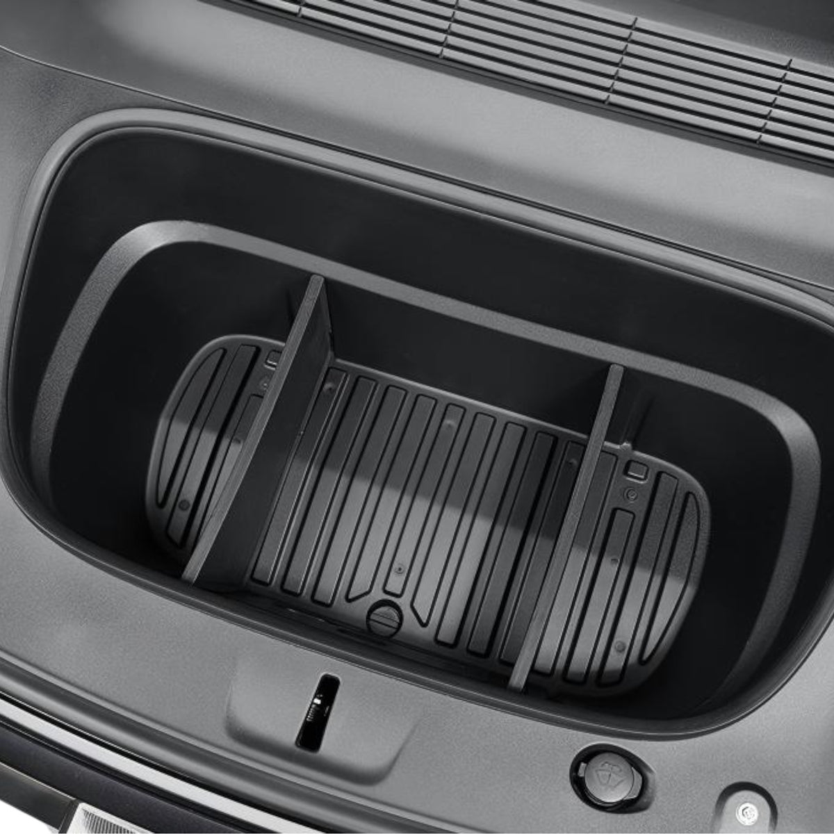 Tom Tesla Model Y Juniper frunk med monteret sort deler set fra oven, viser rummets opdeling