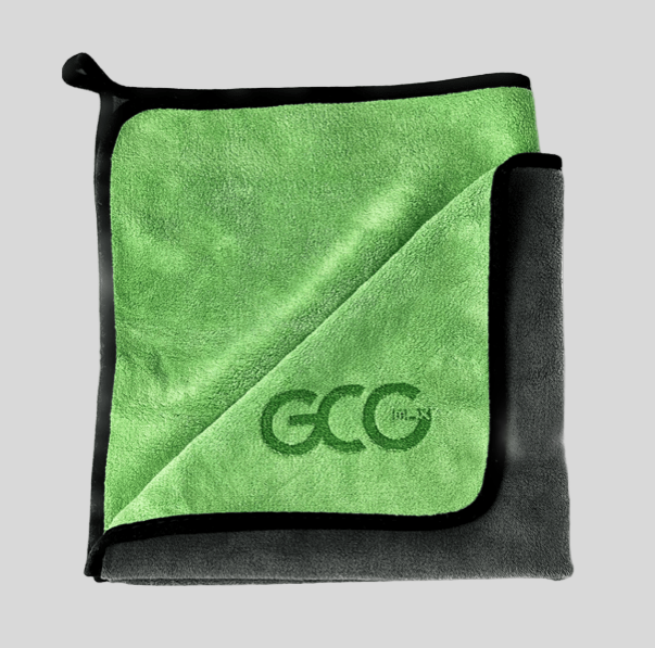 GCG MAX mikrofiberklud i grøn og mørkegrå, foldet og med logo.
