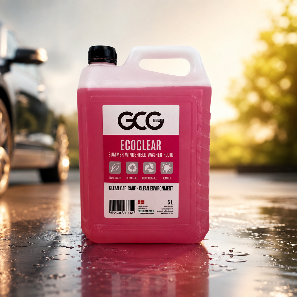 5 liters dunk GCG MAX EcoClear sommer-sprinklervæske med lyserød væske ved en bil