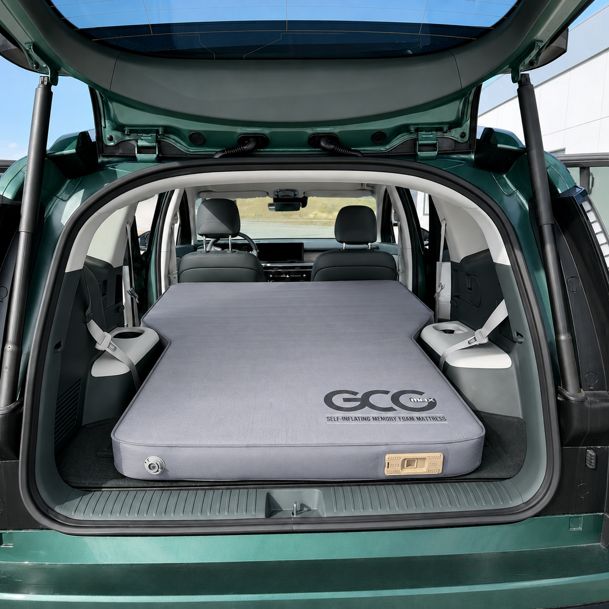 GCG MAX Luxus madras med memory foam i bagagerummet på en grøn elbil-SUV