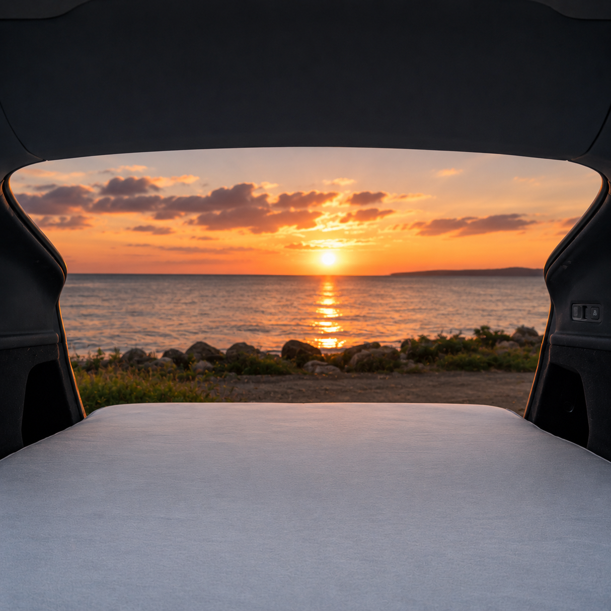 GCG MAX madras set fra bagagerummet med udsigt til solnedgang over havet
