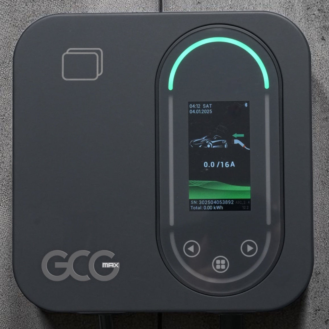 Nærbillede af GCG MAX ladeboks display med grøn LED-ring og LCD-skærm