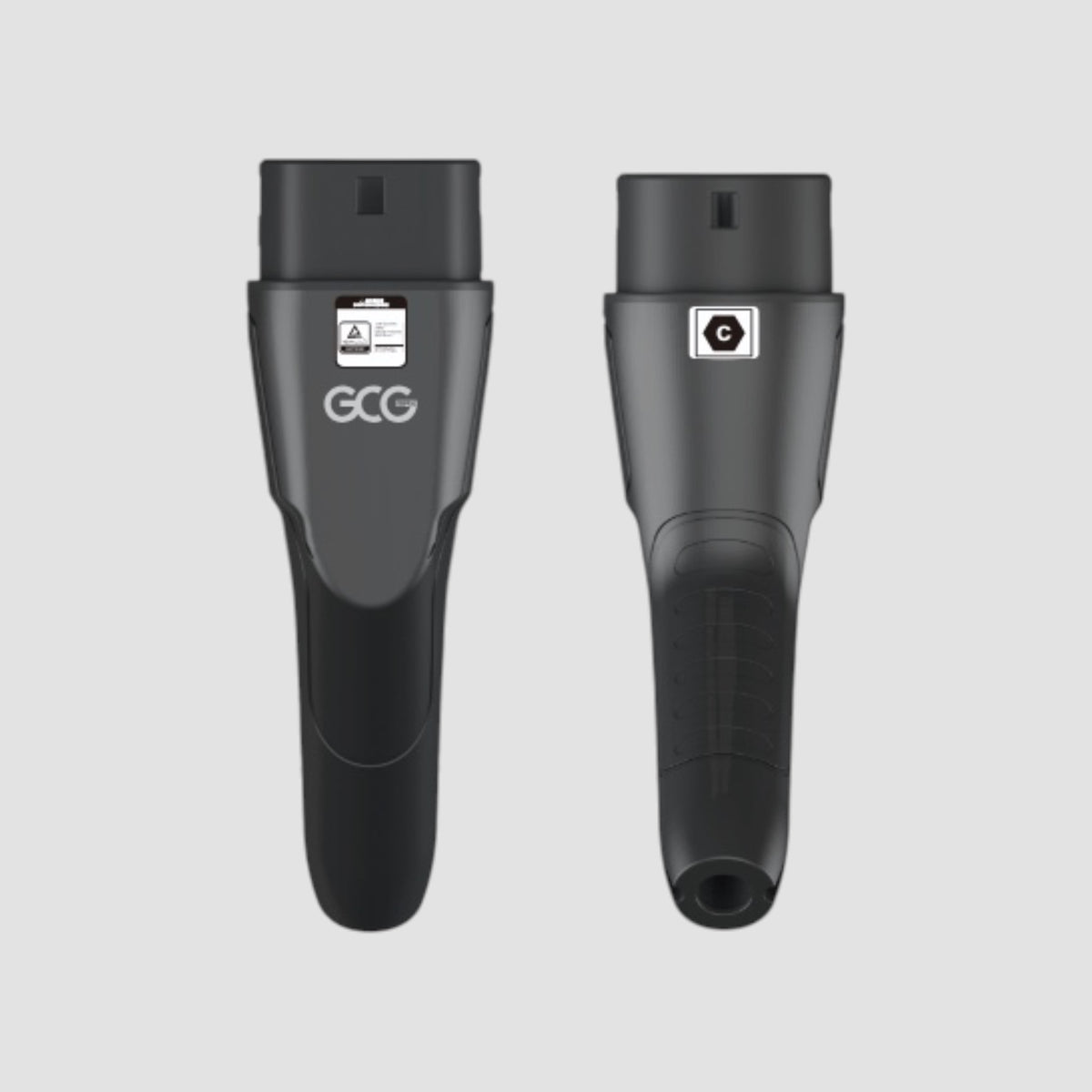 Nærbillede af to GCG ladekabel-stik med GCG-logo, set forfra