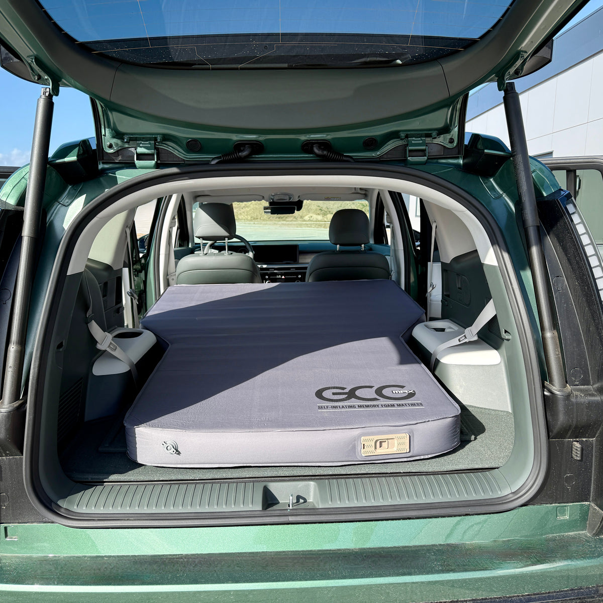 GCG MAX luxus madrassen liggende i en Hyundai Ioniq 9