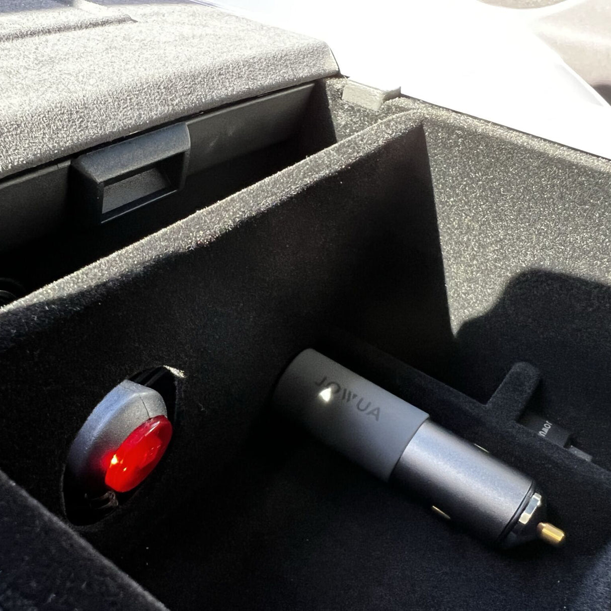 Oppbevaringsboks til armlene (med inngang til 12v.) Passer til Tesla Model 3/Y