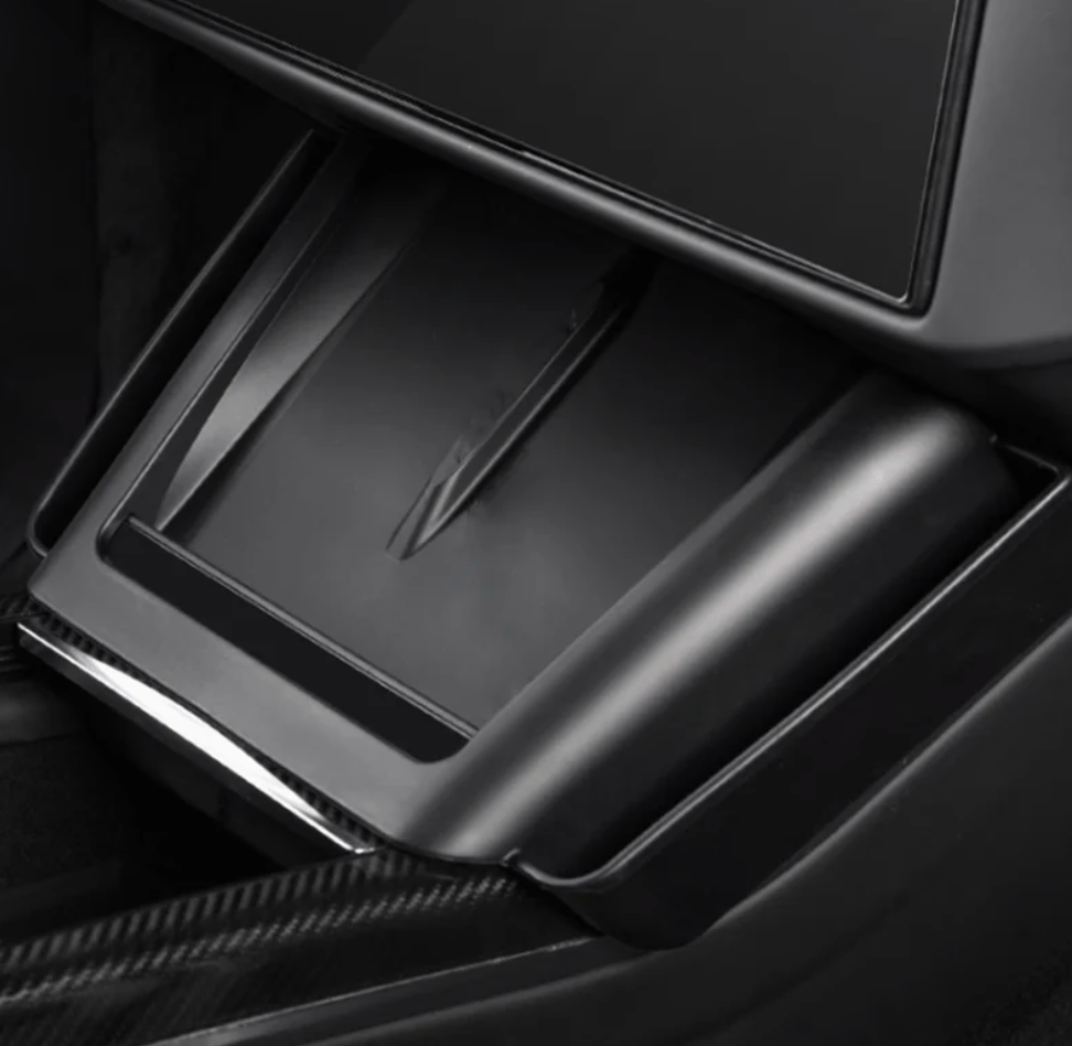 Sort cover med opbevaringsrum over den trådløse oplader i Tesla Model S/X midterkonsol