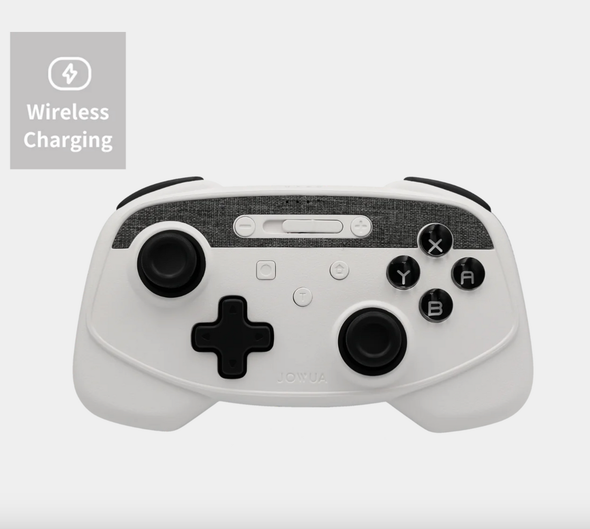 Hvid trådløs controller med stof-look frontpanel og 'Wireless Charging'-badge, på lys baggrund