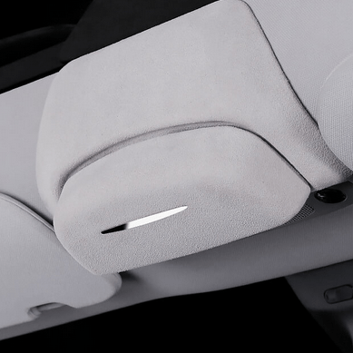 demo billede af monteret solbrille holder til Tesla, med sort baggrund