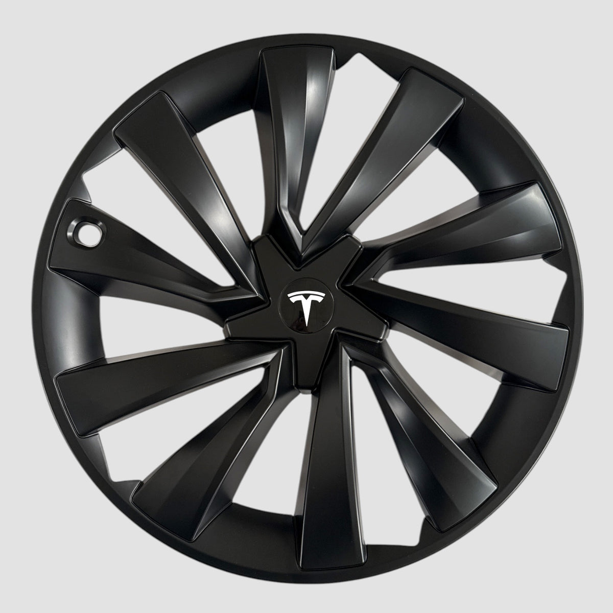 MV Spiral hjulkapsel med hvidt Tesla-logo set frit stillet uden bil