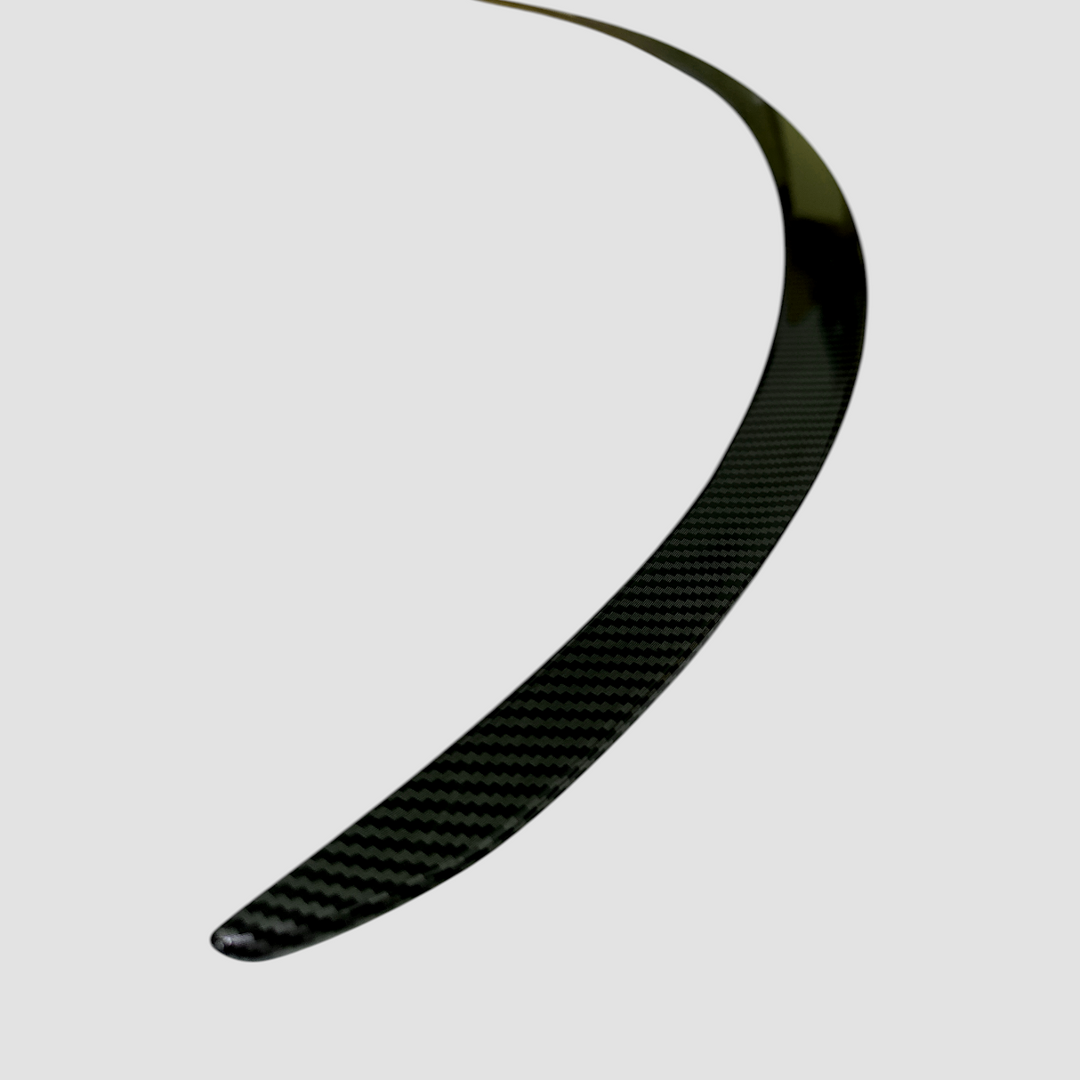 Performance spoiler i blank carbon-look til Tesla Model Y Juniper – visning af glans og form