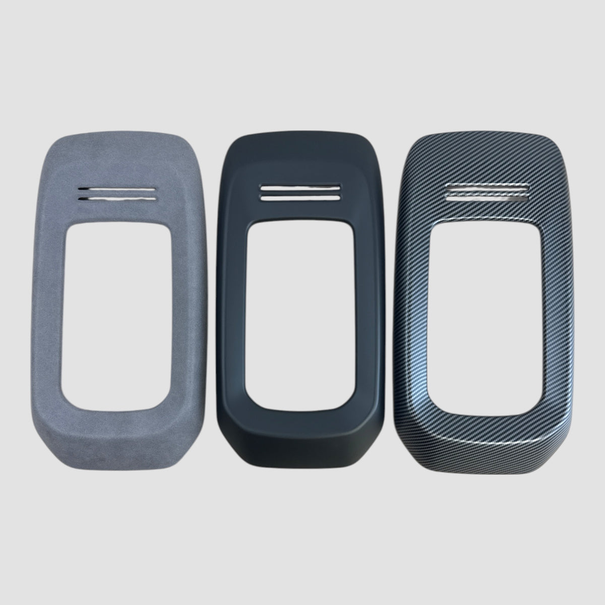 Tre midterkonsol covers til VW ID.4 i grå alcantara-look, mat sort og carbon-look på lys baggrund