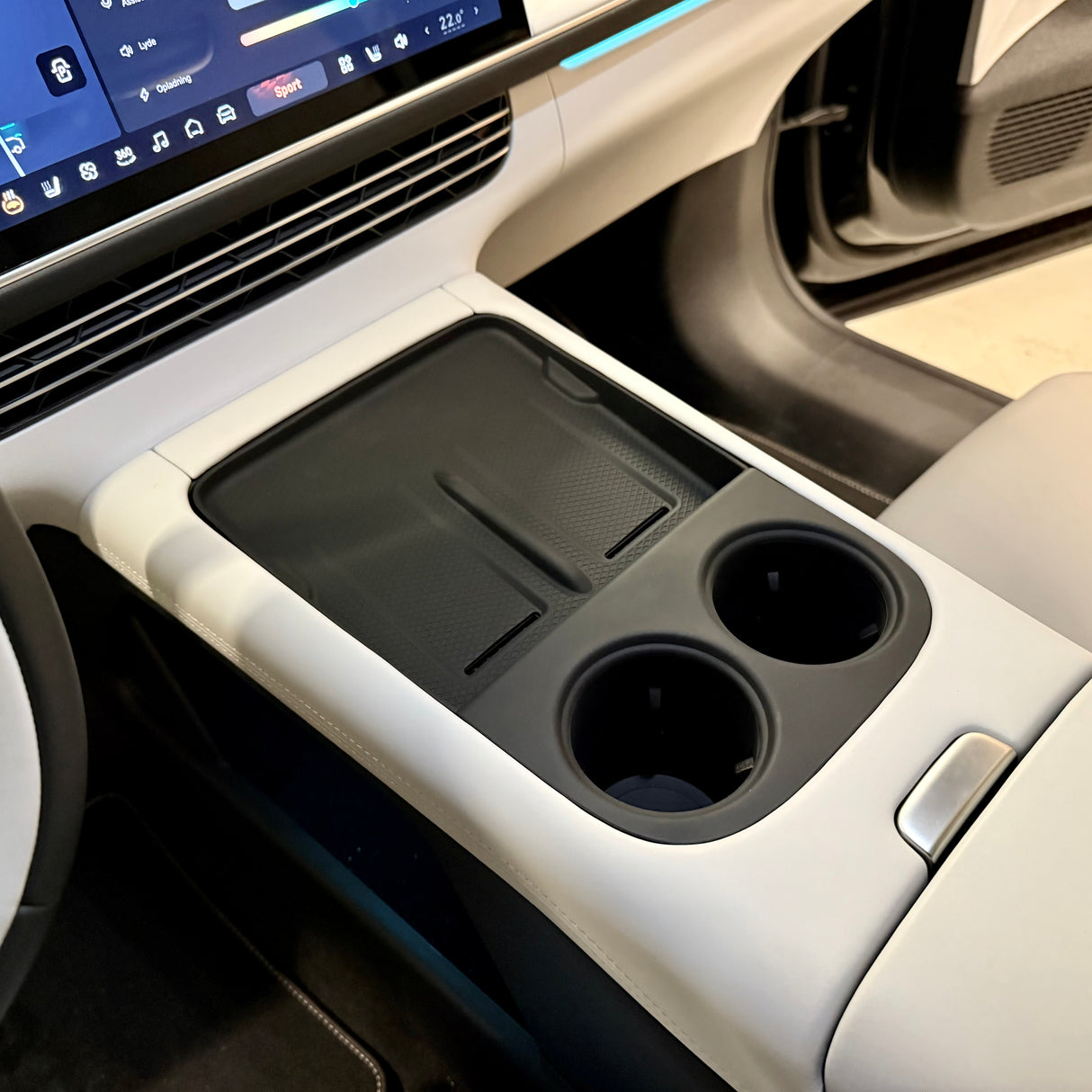 Et sort underlag med kopholder til en Xpeng G6