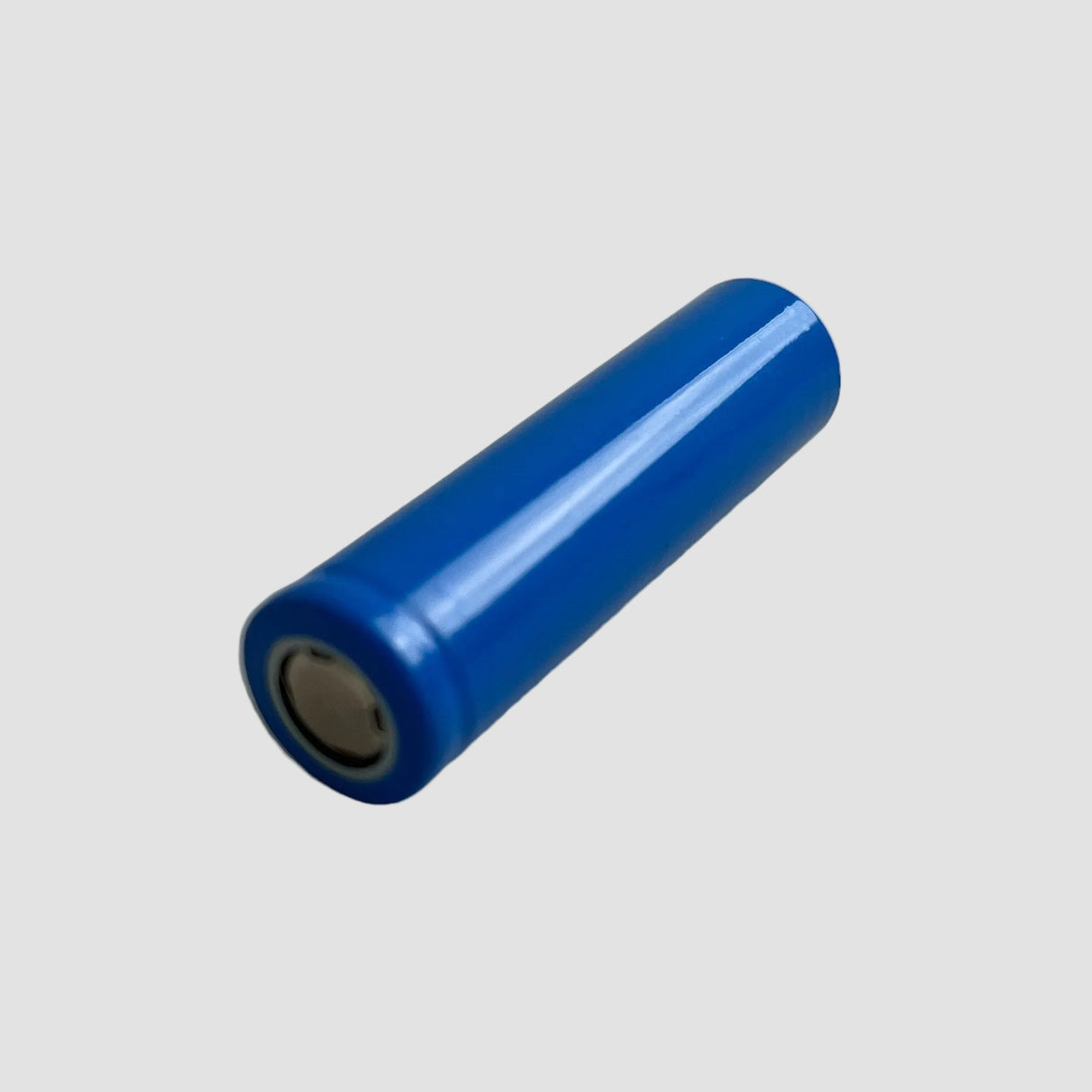 Blåt genopladeligt cylinderbatteri til opbevaringsboks med knapper på hvid baggrund