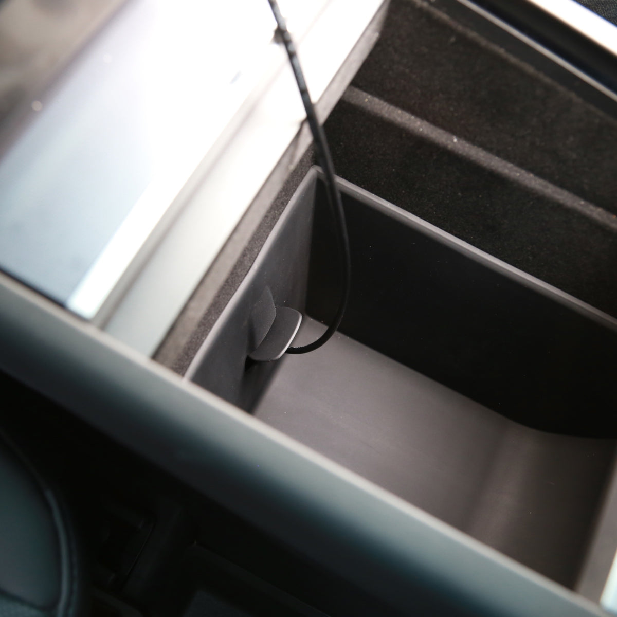 Silikoneindsats i Tesla Model Y Juniper med kabel til 12V-stik gennem indbygget hul