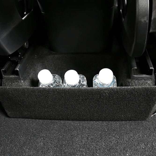 Deler til opbevaring mellem sæder i Tesla Model Y.