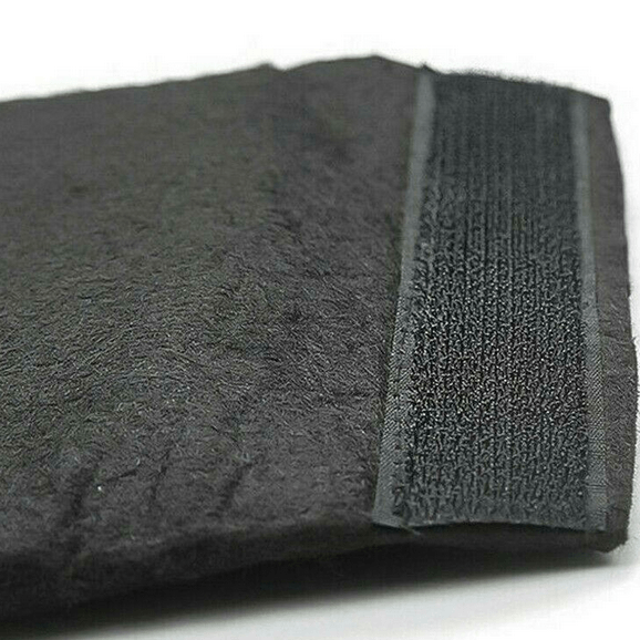 Nærbillede af mørkegråt rumdelerstof med velcro til Tesla Model Y.