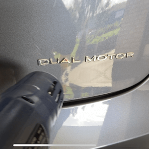 Dual Motor emblem (fl. farger)