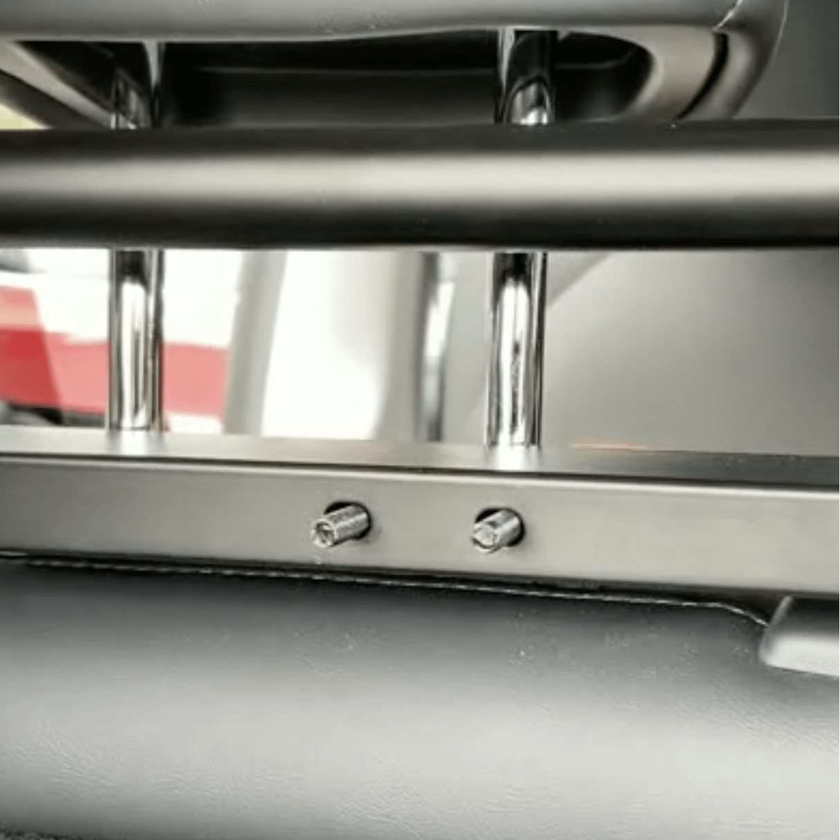 Detaljeret billede af hundegitter og montering til Tesla Model Y
