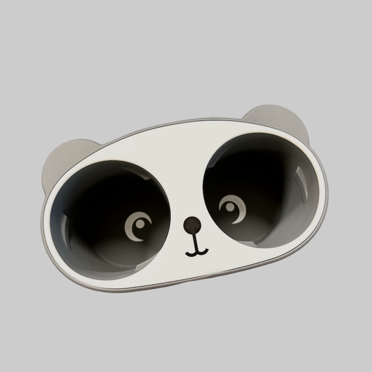 En kop holder som ligner en panda . En sjov kop holder at have i bilen.