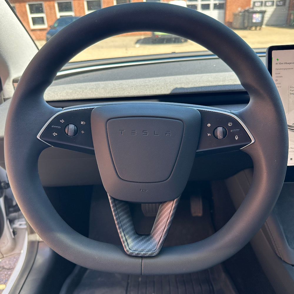 Tesla-rat set forfra med rat-cover i carbon-look monteret på den nederste ege