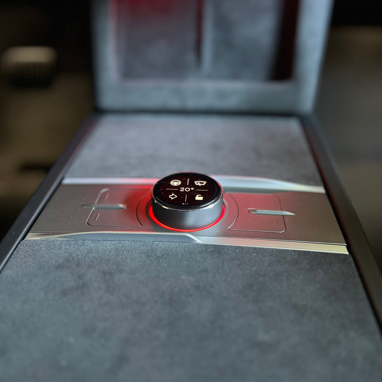 en monteret s3xy knob i en tesla, set fra fronten
