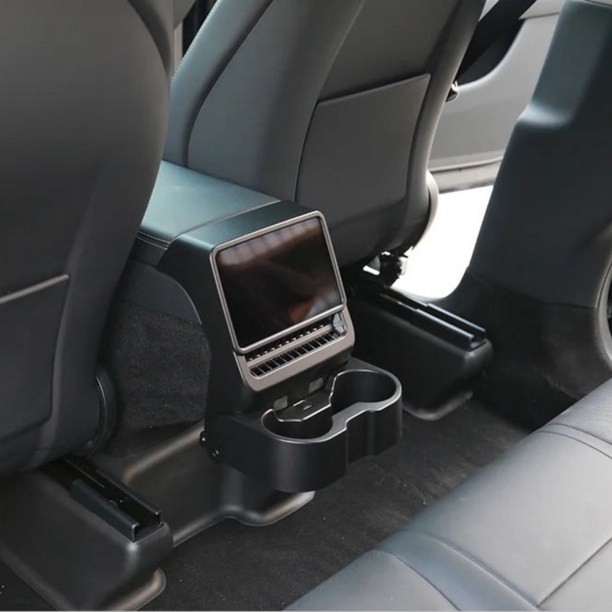 skærmbeskytter med kopholder i en tesla model y juniper, den er sort