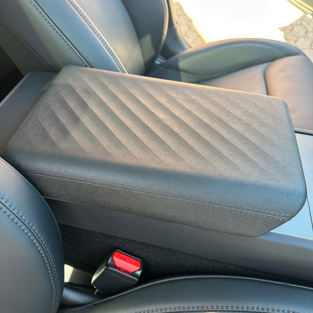 Monteret armlæn cover i en Tesla model 3