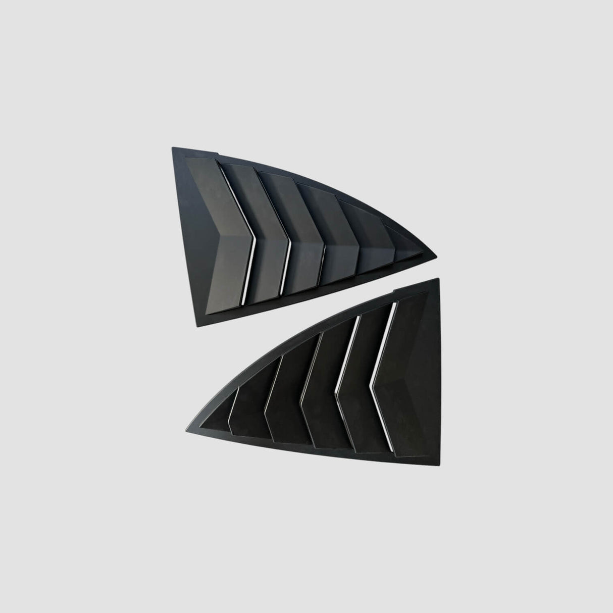 Side louvres til Tesla Model Y i mat sort, trekantet design, set forfra på hvid baggrund