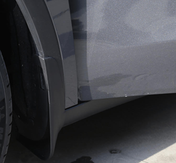 Stænklapper på Tesla Model Y set fra siden.