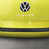 Gul VW ID.Buzz set lige bagfra med matsort læssekantbeskytter i hele bagkofangerens bredde