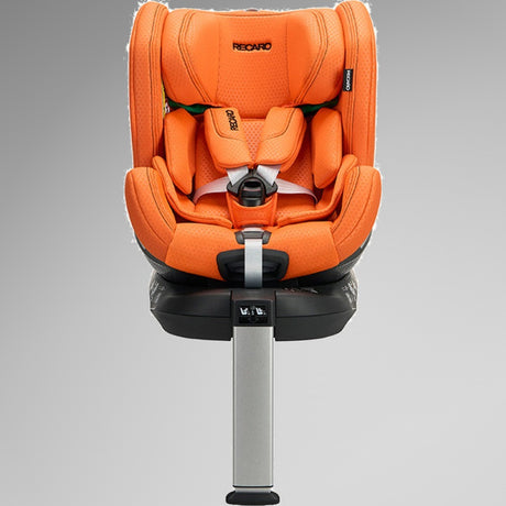Recaro Xenon 1 Kid Orange autostol set forfra i vinklet perspektiv med støttefod