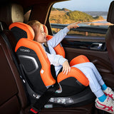 Barn peger ud af vinduet, fastspændt i Recaro Xenon 1 Kid autostol i bilen