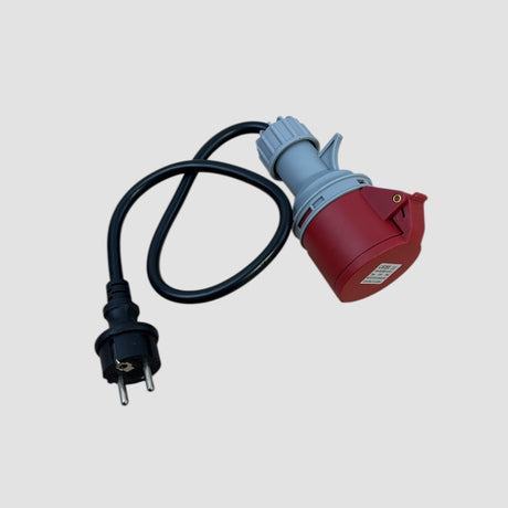 11kW CEE til 3,5kW Schuko stik adapter med kabel, rød CEE-stik og sort Schuko-stik