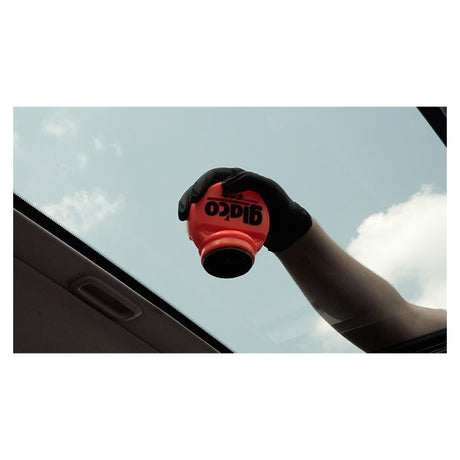 Påføring af Glaco roll-on Max rudecoating på en bilrude