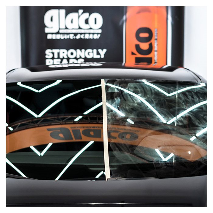 Vindue med Glaco regnafvisende coating til venstre og ubehandlet til højre.
