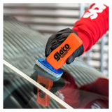 Hånd med Glaco DX glasforsegler på bilrude i nærheden af hvid tape