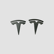 To Tesla-emblemer i ægte mat carbon til Model 3/Y, produktbillede på lys baggrund