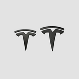 To Tesla T-emblemer i ægte mat carbon til Model Y, produktbillede på lys baggrund