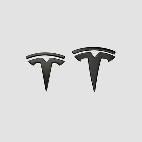 To Tesla T-emblemer i ægte mat carbon til Model Y, produktbillede på lys baggrund