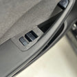 Gråt Alcantara-cover omkring rude- og spejlknapper på dørpanelet i Tesla Model 3 Highland