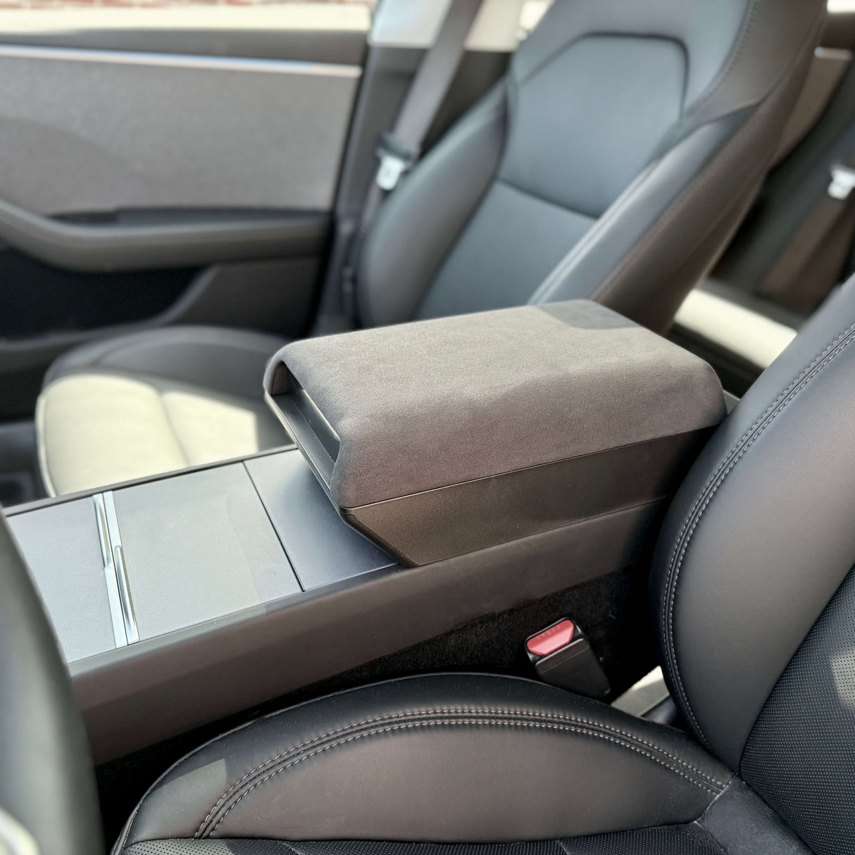 Alcantara armlene med innebygd oppbevaringsrom - Tesla Model 3/Y