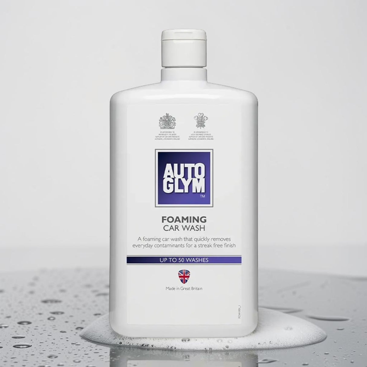 Autoglym Foaming Car Wash Shampoo flaske stående på våd overflade med skum