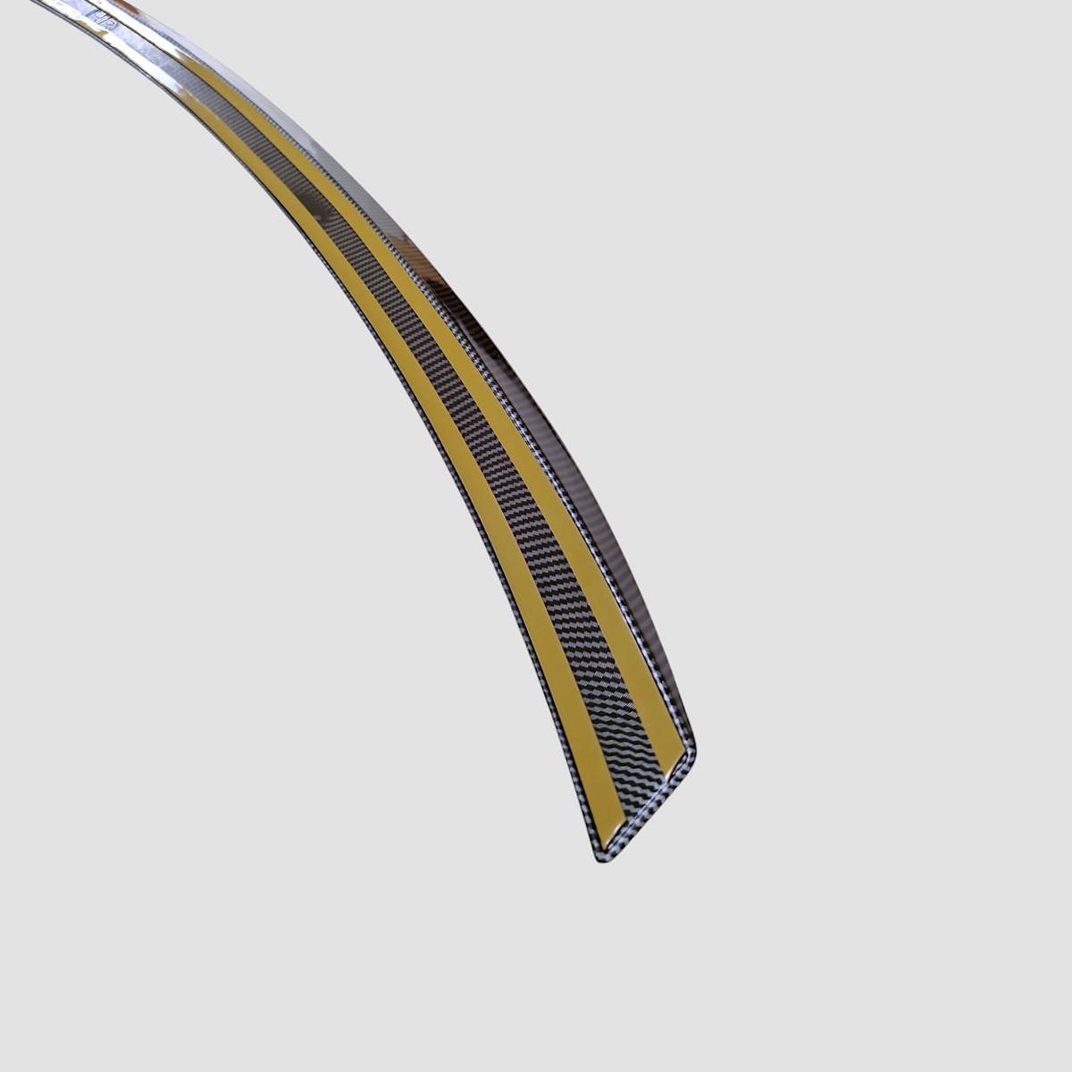 Bagsiden af BYD Seal spoiler med kraftig dobbeltklæbende tape klar til montering