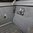 Sort bagagerumskrog monteret på originalt beslag i Volvo EX30/XC40/C40 bagagerum